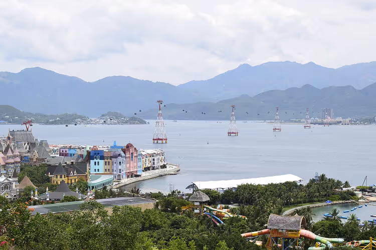 Seilbahn und VinWonders-Park über der Bucht von Nha Trang