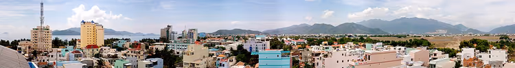Çatıdan Nha Trang şehir manzarası, arka planda dağlar