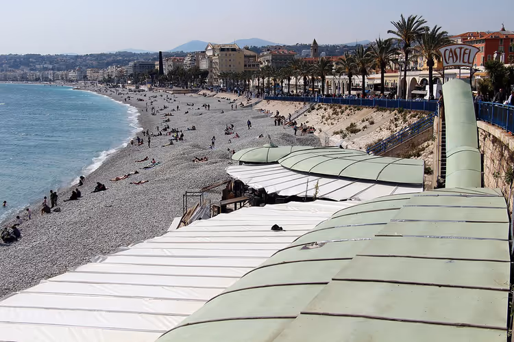 Castel Beach in Nice met witte luifels