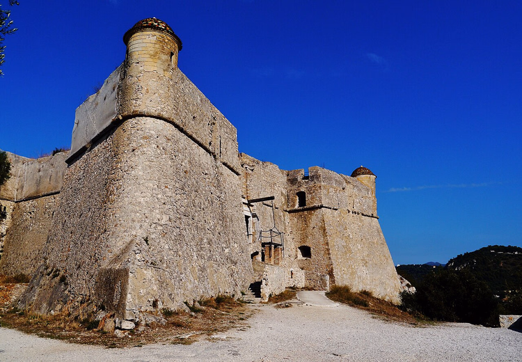 Steinbastionene til Fort Mont-Alban under en blå himmel