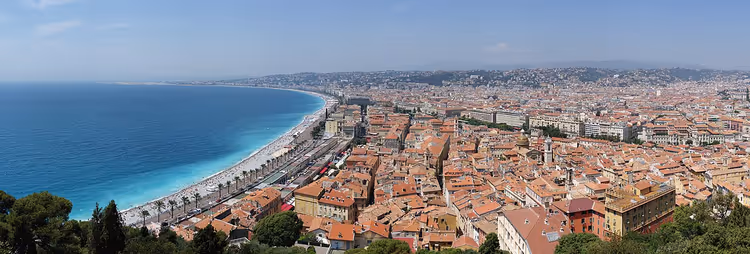 Kiezelstrand in Nice langs de Promenade des Anglais