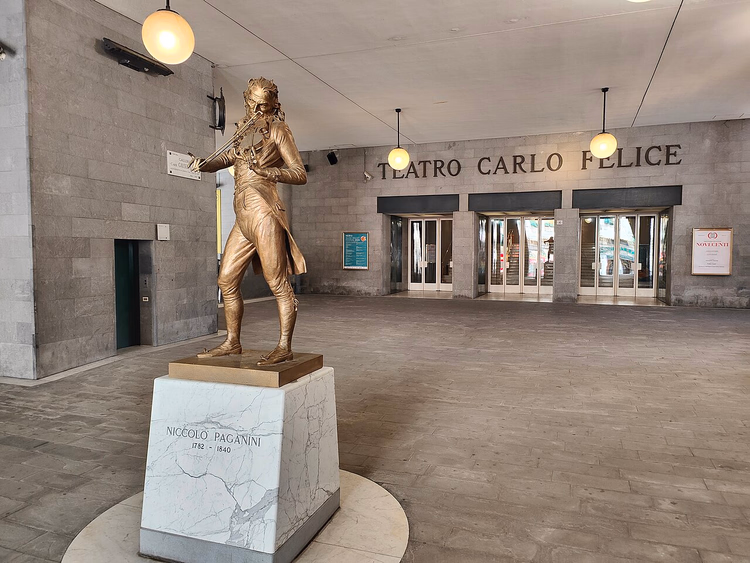 Carlo Felice Tiyatrosu'nun dışındaki Paganini heykeli