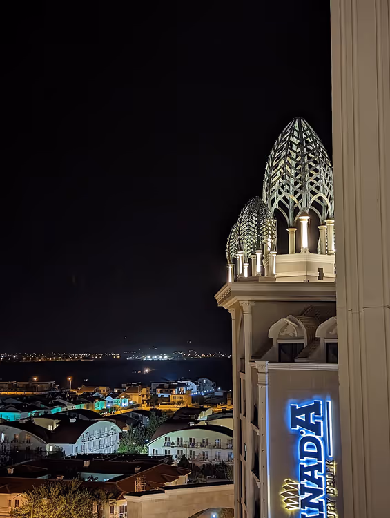 Granada Luxury Belek otelinin ışıklandırmalı gece cephesi