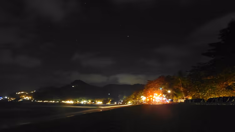 Chaweng Noi-stranden om natten på Koh Samui