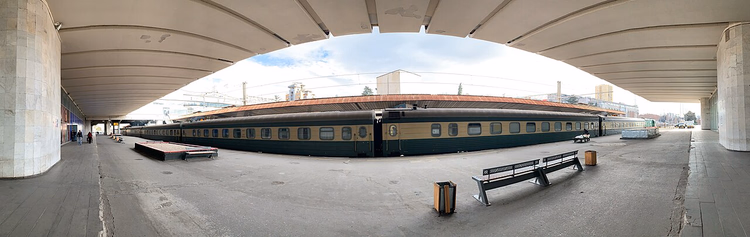 Treno su un binario di stazione a Tbilisi