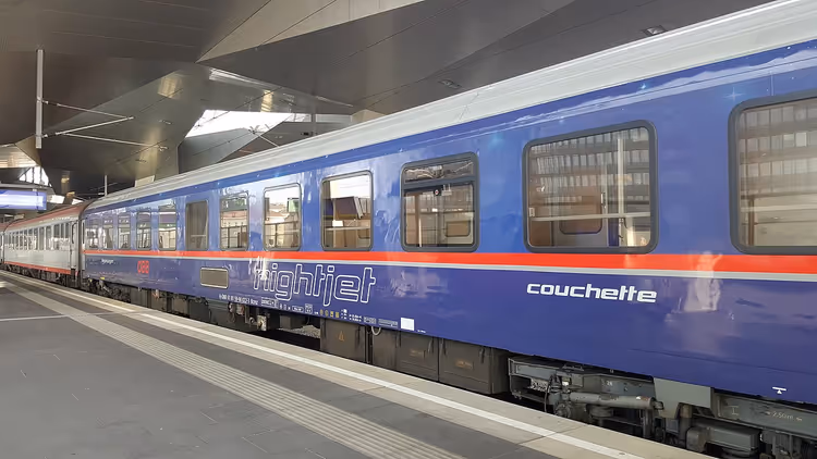 Nightjet-Nachtzug am Bahnsteig