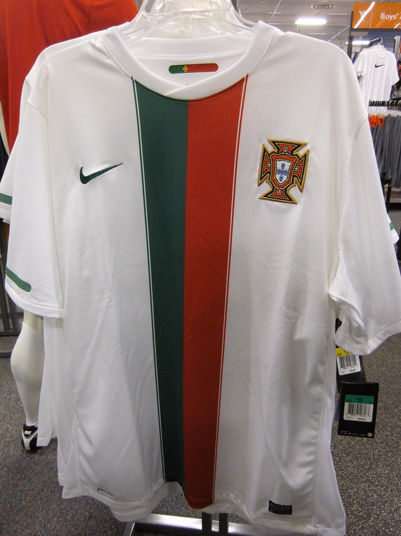 Portugals landslags bortedrakt på kleshenger