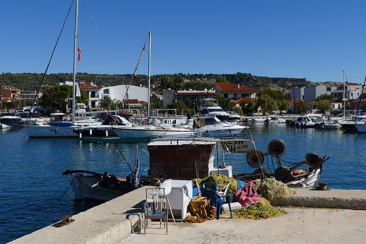 Boten en netten in de haven van Nikiti, Sithonia