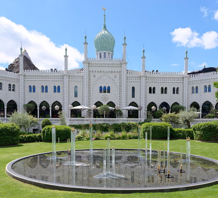 Hotel Nimb z zieloną kopułą i fontanną w Tivoli, Kopenhaga