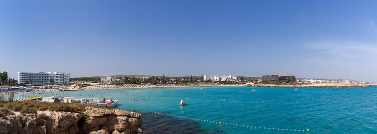Strandpanorama met turquoise water en hotels
