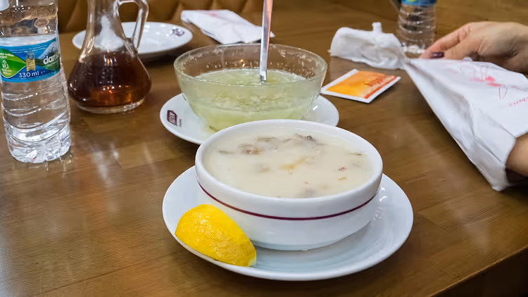 Gemütliches Restaurant Tavanarası in Beyoğlu