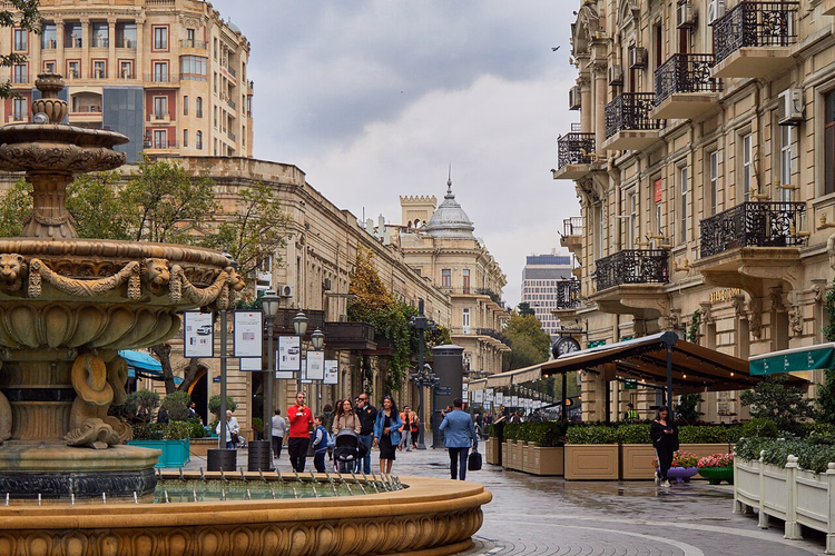 Via pedonale Nizami con fontana e facciate storiche