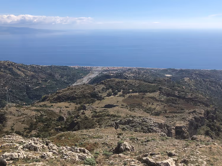 Dağdan Alì Terme ve deniz kıyısı manzarası