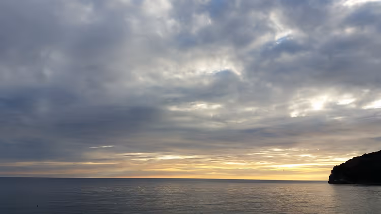 Морской закат с облаками у берега Будвы