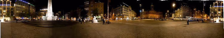 Nachtpanorama van de Dam in Amsterdam