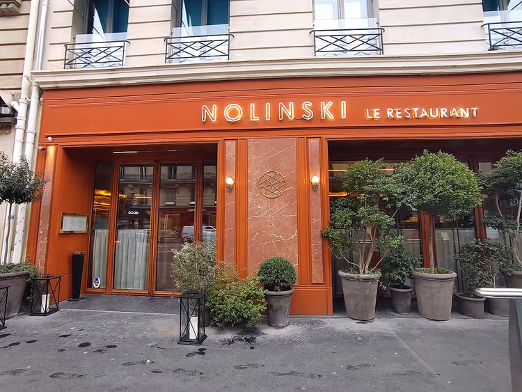 Fasaden til Nolinski Paris-restaurant med oransje skilt
