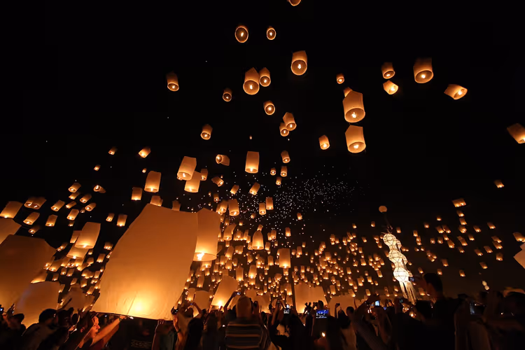 Massives Steigenlassen von Himmelslaternen beim Yi-Peng-Fest