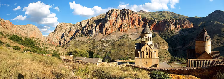 Panoramablick auf das Kloster Norawank in den Bergen Armeniens