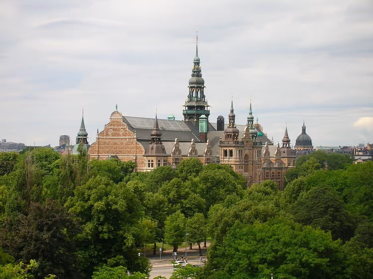 Uitzicht op het Nordiska museet gebouw vanaf Skansen