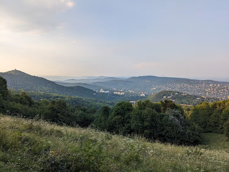 Panorama vanaf de Normafa-heuvels over Boedapest