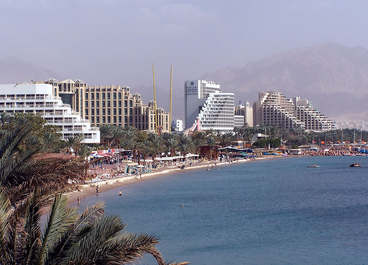 شاطئ الشمال في إيلات مع الفنادق والجبال