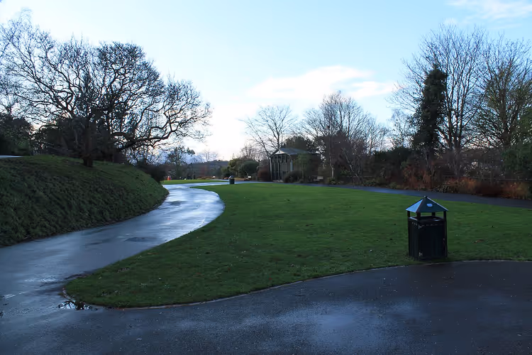 Von Bäumen gesäumter Spazierweg in den Northernhay Gardens in Exeter