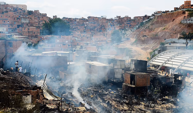 São Paulo Paraisópolis gecekondu mahallesinde duman ve yanmış evler