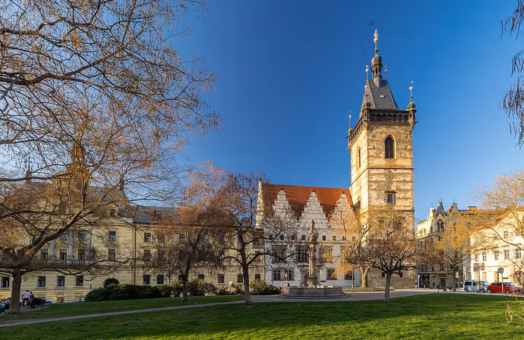 Neues Rathaus in Prag, umgeben von Grün