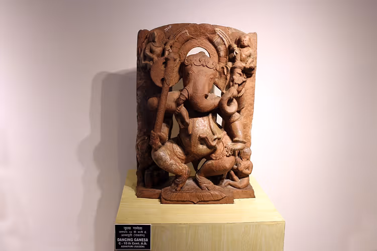 Dansende Ganesha, stenen sculptuur op een sokkel