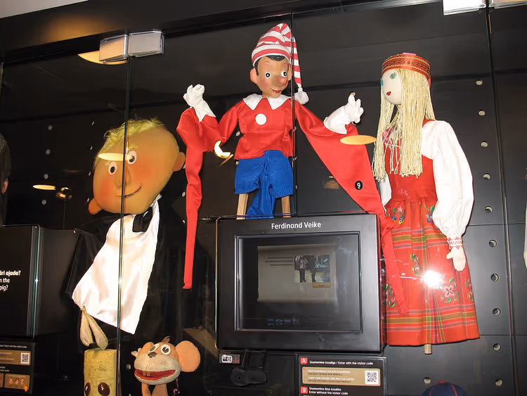 Marionetter i utstillingsvinduet til Nukumuseet