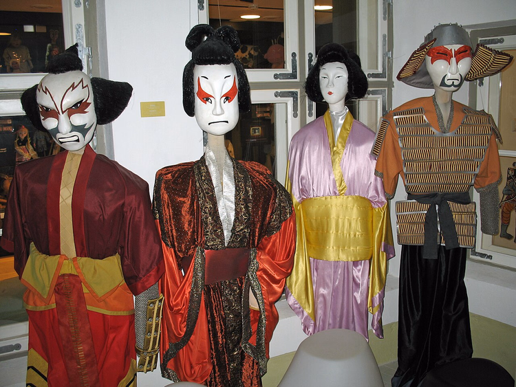 Poppen in Japanse kostuums in een museum