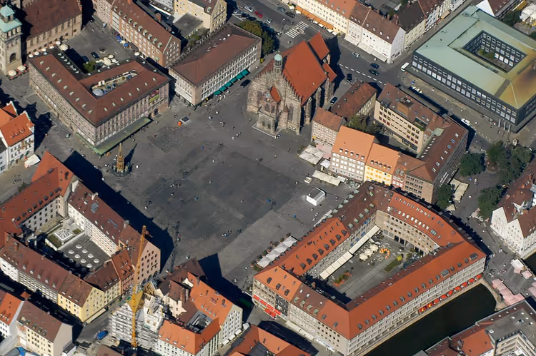 Luchtfoto van de Hauptmarkt in Neurenberg