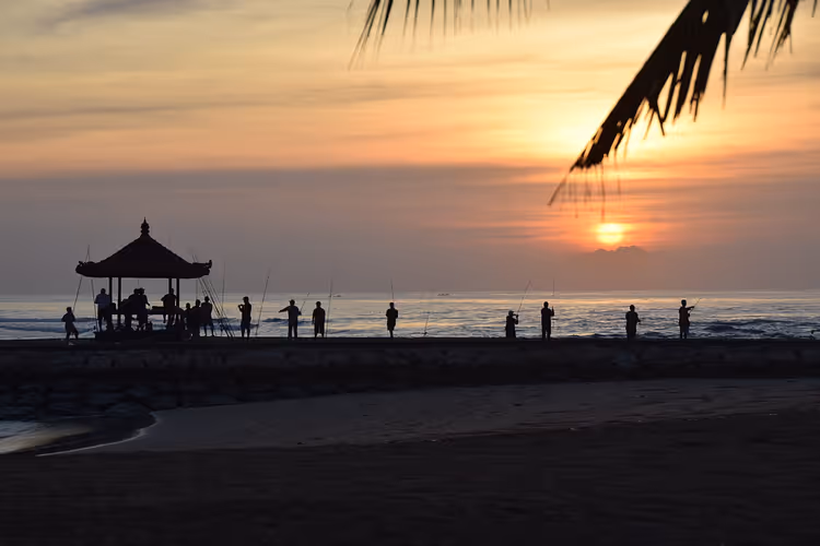 Auringonlasku Nusa Duan rannalla kalastajia