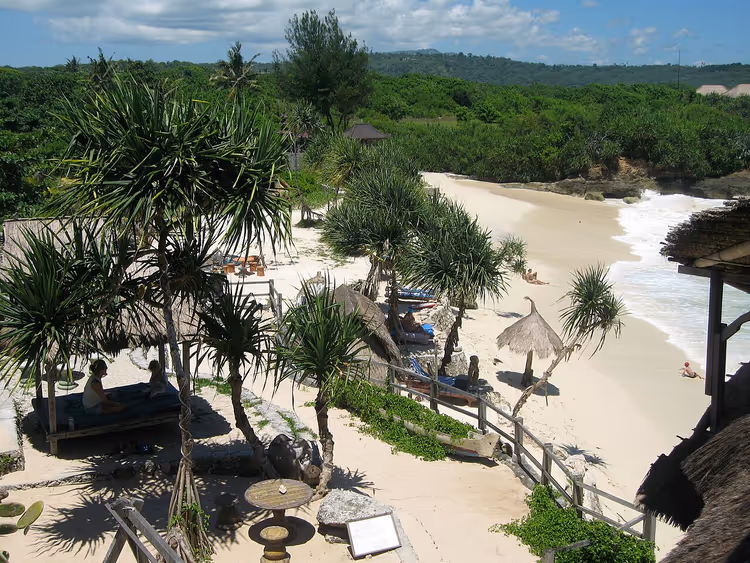 Weißer Sandstrand mit Palmen auf Nusa Lembongan