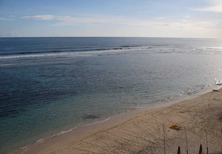 Zandstrand en rif met branding, luchtfoto