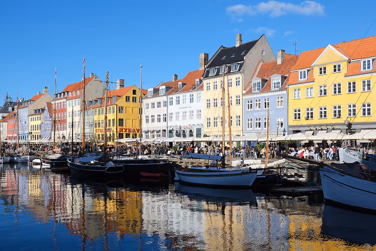 Bunte Häuser und Boote am Nyhavn-Kanal in Kopenhagen