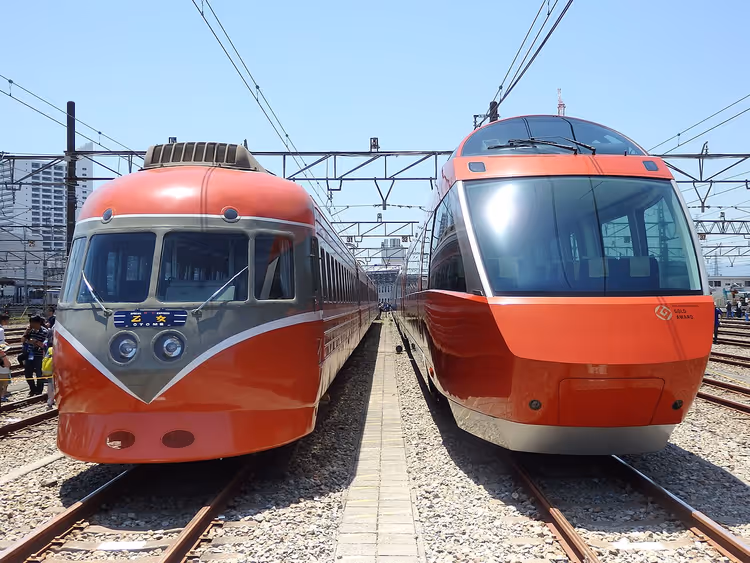 Alte und neue Romancecar-Züge auf den Gleisen