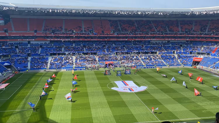 Panorama over banen og tribunen på Groupama Stadium i Lyon