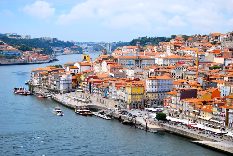 Panorama von Porto vom Douro aus mit einer Brücke