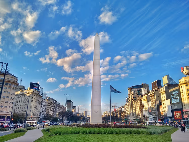 Güneşli bir günde bir bulvar üzerinde Buenos Aires Dikilitaşı