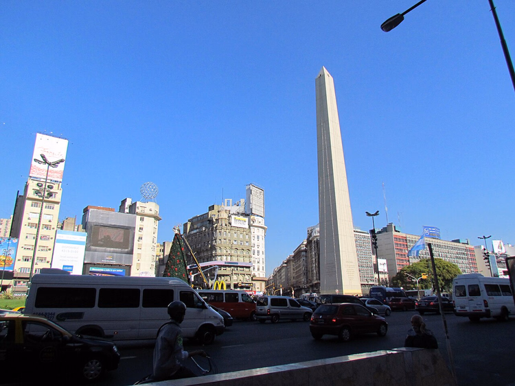 Güneşli bir günde Buenos Aires Dikilitaşı