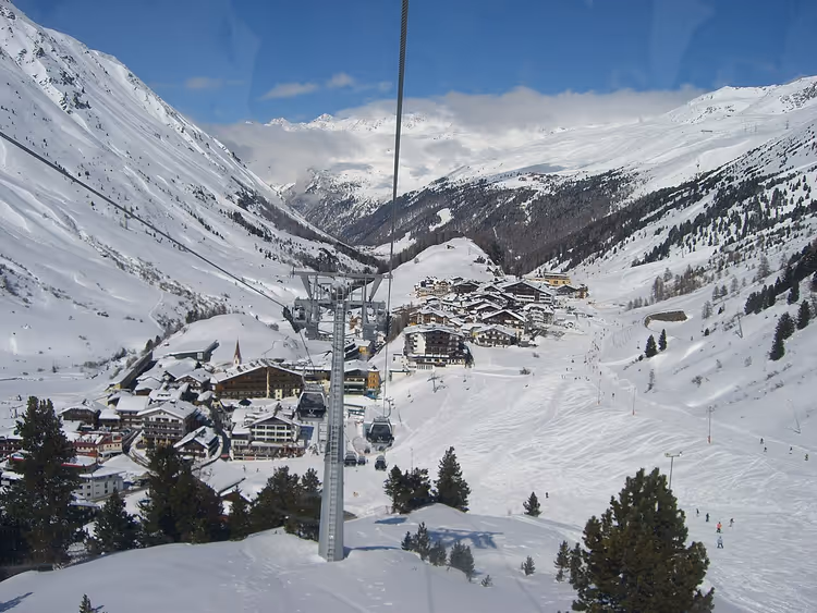 Snødekt dal med landsbyen Obergurgl og skibakker