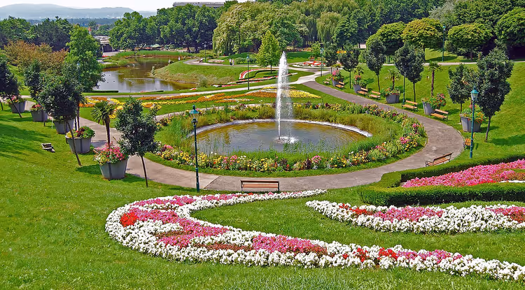 Oberlaa Kurpark med fontene, dam og blomsterbed