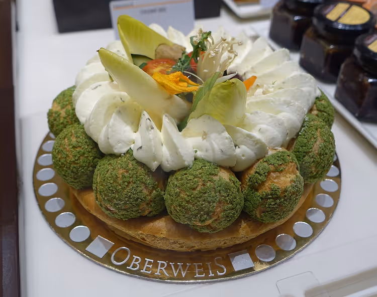 Oberweis-taart met groene spikkels en room