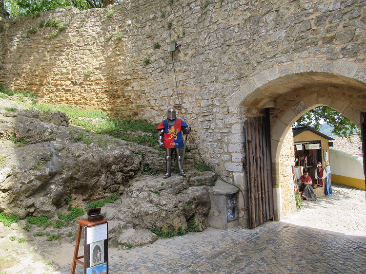 Óbidos Kalesi kapılarında zırh takımı