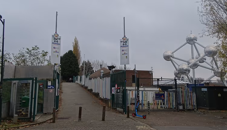 Toegangslaan van Océade met het Atomium aan de rechterkant