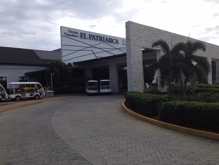 inngangspartiet til Ocean Varadero El Patriarca hotell med skilt og palmer