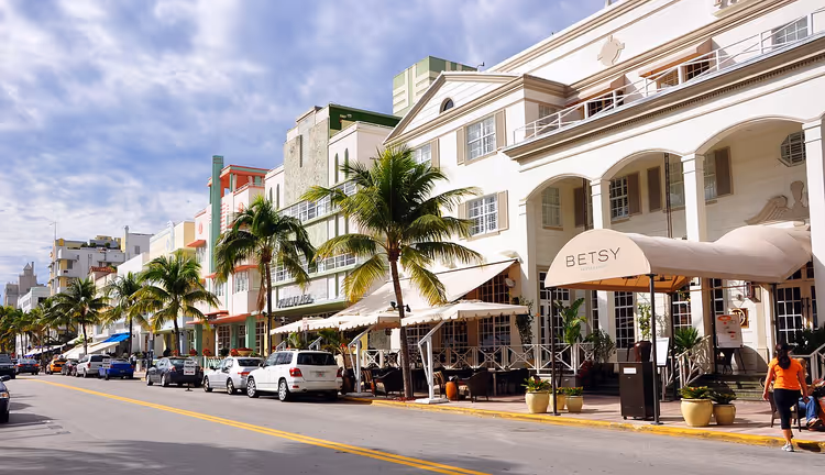 Ocean Drive avec palmiers et hôtels Art déco
