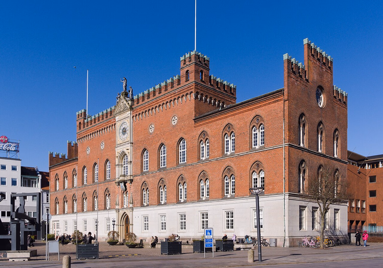 Rathaus von Odense am Platz an einem sonnigen Tag