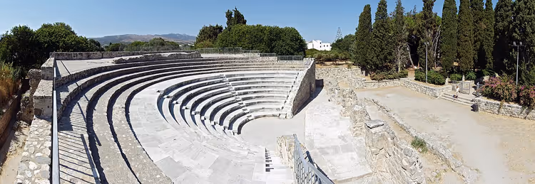 Halfronde stenen zitplaatsen van het antieke Romeinse odeon op Kos